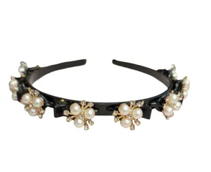 Hovedbilde H&aring;rb&oslash;yle med klips , sort , hvite perler og gullfarget pynt